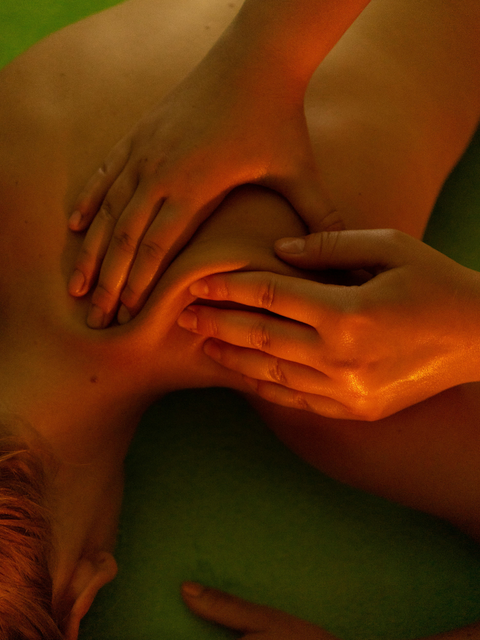 Warm Glow: Aromatherapy Hot Oil Massage